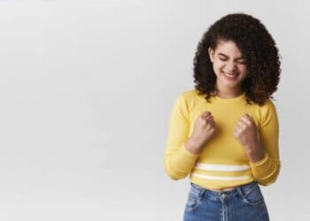 A esperança é a luz que resiste em meio à escuridão — um lembrete de que sempre é possível recomeçar.