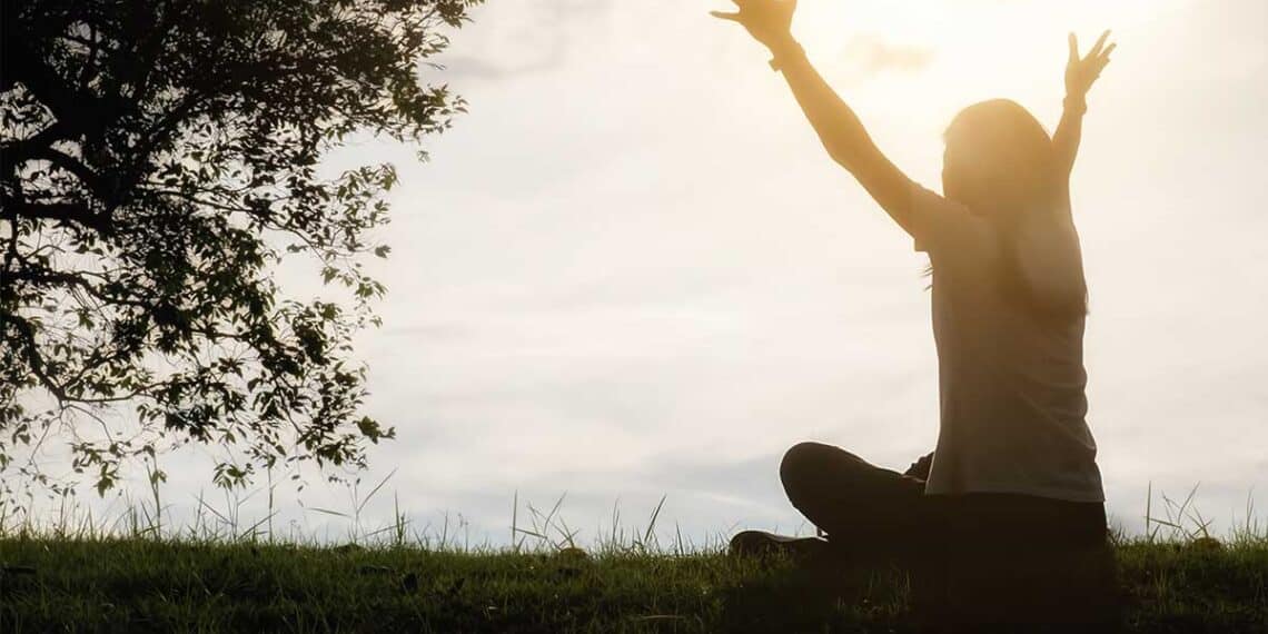 Mesmo nos dias mais escuros, a fé é a chama que mantém a esperança viva e guia o coração de volta à paz.