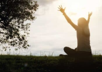 Mesmo nos dias mais escuros, a fé é a chama que mantém a esperança viva e guia o coração de volta à paz.