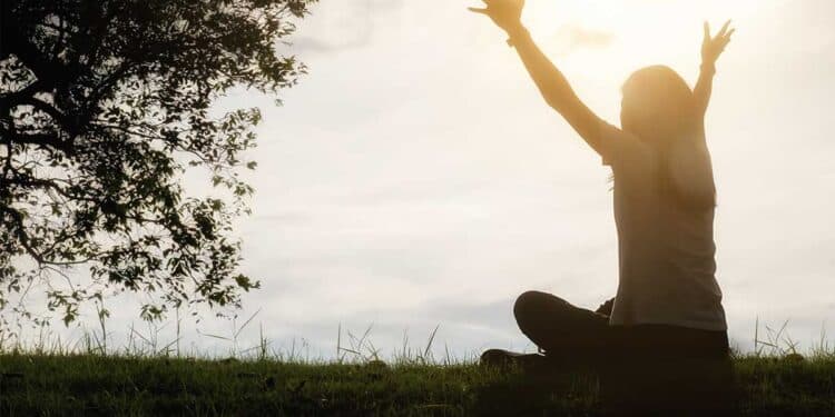 Mesmo nos dias mais escuros, a fé é a chama que mantém a esperança viva e guia o coração de volta à paz.